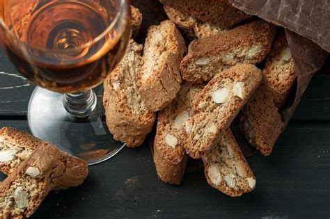 Fehér csokis cantuccini és egy pohár Vin Santo