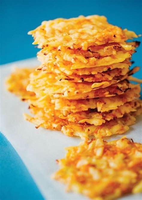 Összetört tortilla chips és reszelt sajt egy tepsin, mexikói csirkemell darabok tetején