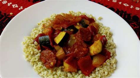 Tálalt pikáns cukkinileves rizzsel és tengeri halfilével