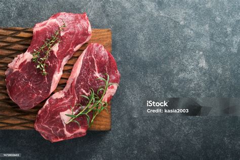 Különböző marhahús-darabok egy hentespultban, köztük márványozott steak
