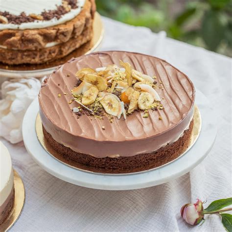 kész, díszített banános-mákos torta ünnepi tálalásban