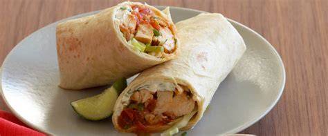 Csirkés wrap keresztmetszete és tálalása