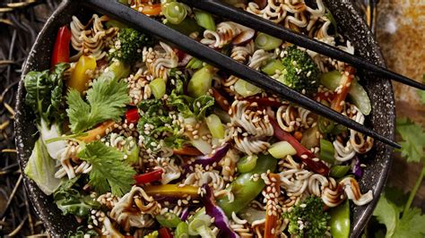 wokban készülő színes ázsiai tésztaétel friss zöldségekkel
