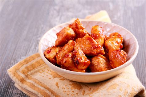 serpenyőben piruló fűszeres csirkemellkockák