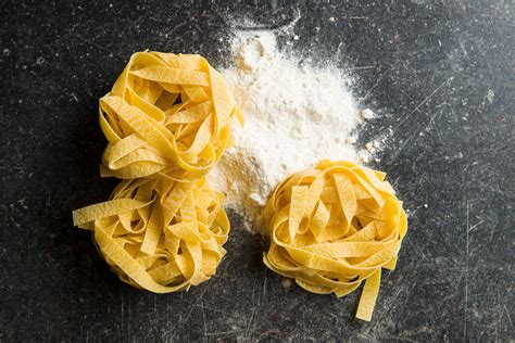 frissen főtt tagliatelle tészta olaszos tálalásban