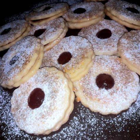 Hagyományos lekváros linzer karikák porcukorral meghintve egy tányéron