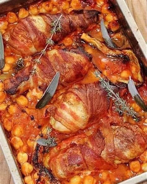 Baconbe tekert csirkecomb paradicsomos csicseriborsóval