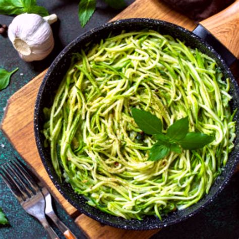 Cukkini spagetti tányérban