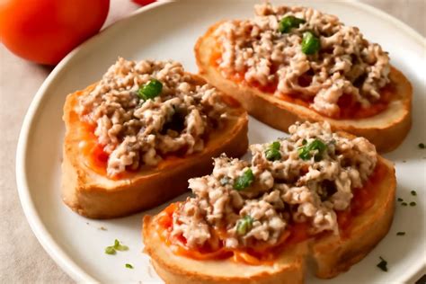 Tálalásra kész pa amb tomàquet friss paradicsommal és olívaolajjal