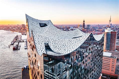 A Plaza kilátóterasz az Elbphilharmonie épületében, kilátással a hamburgi kikötőre