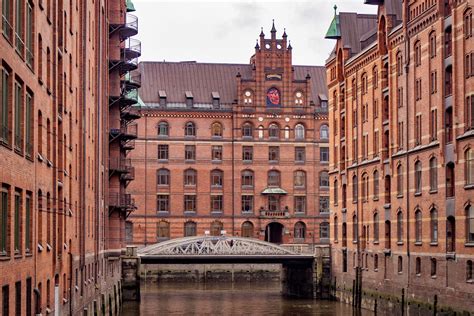 A Speicherstadt, Hamburg történelmi raktárnegyede, csatornákkal és hidakkal