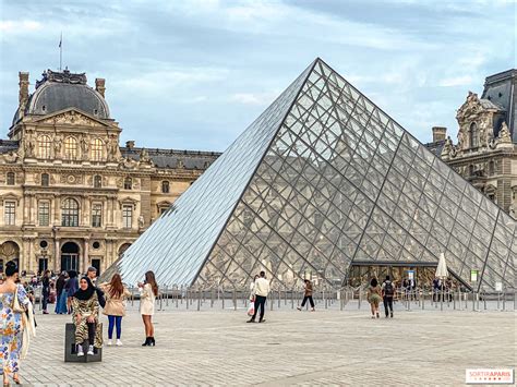 A Louvre üvegpiramisa Párizsban