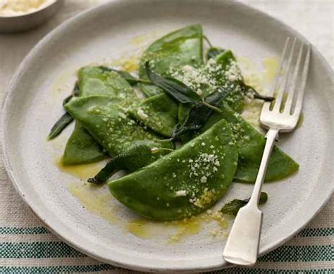 Ravioli tészta spenóttal és ricottával