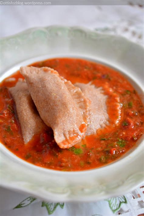 Tányérra tálalt ravioli paradicsomszósszal és petrezselyemmel