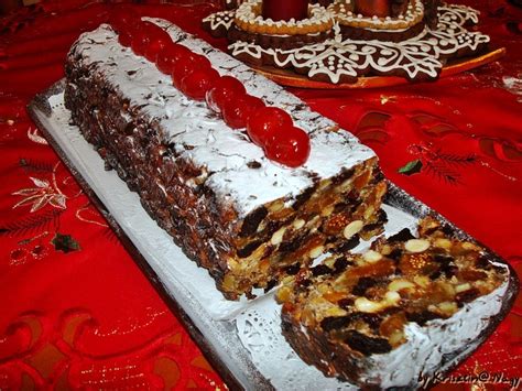 A gyümölcskenyér szeletelésének pillanata, bemutatva a gazdag belsőt
