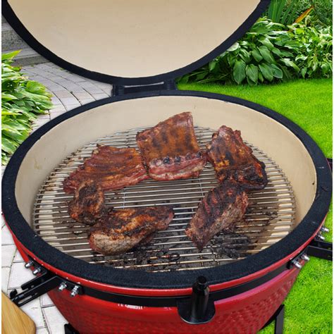 A kamadó grill sokoldalúságát bemutató infografika, melyen különböző ételek (hús, zöldség, kenyér, sőt befőtt) készülnek benne.