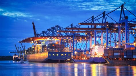 Hamburg kikötője hatalmas konténerhajókkal