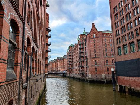 A Speicherstadt vörös téglaépületei a csatornák mentén