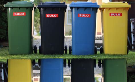Modern hulladékgyűjtő edények sorakoznak egy utcán