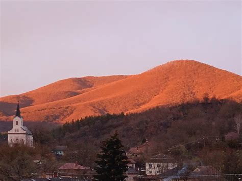 Salgótarján főtere naplemente idején