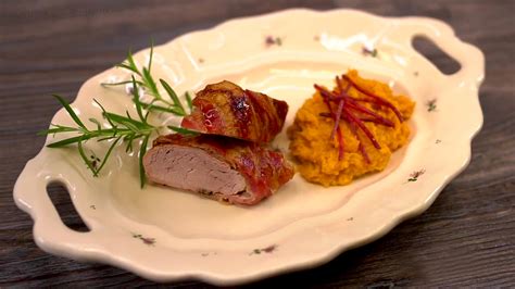 Baconbe tekert fasírt egy tálban
