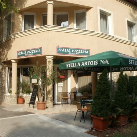 Az Itália Pizzéria és Étterem bejárata, retro stílusban