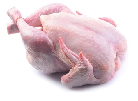 Friss, egész csirke felkockázva