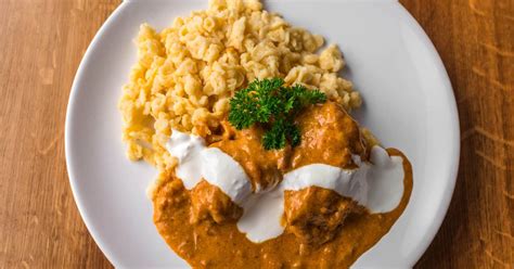 Tálalt csirkepaprikás nokedlival