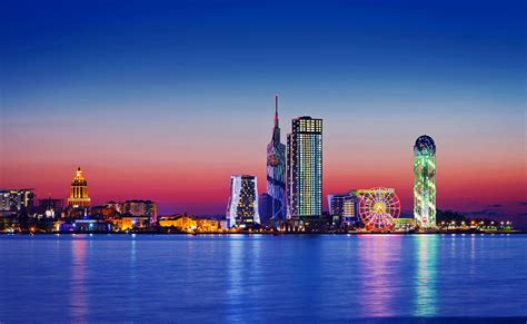 Batumi modern épületei és tengerparti sétánya