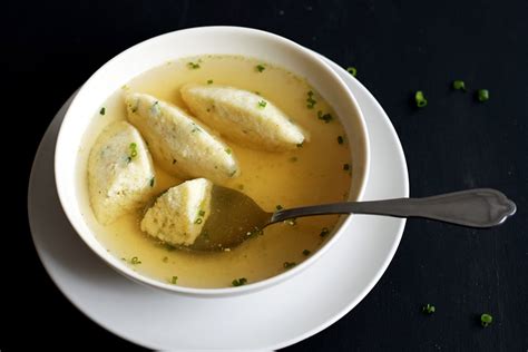 Daragaluska leves tálalva (Served Semolina Dumpling Soup)