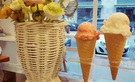 Különböző fagylaltok tölcsérben