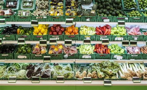 Zöldséges pult egy magyar piacon, szezonális zöldségekkel és gyümölcsökkel