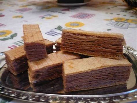 babapiskótával töltött ostyalapok szeletelve
