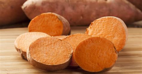 Friss édesburgonya (batáta) a földön