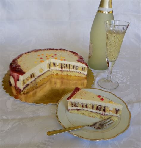 Pezsgőkrém torta díszítéssel