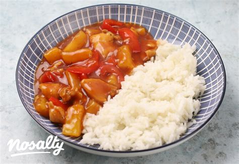 édes-savanyú csirke tálalva