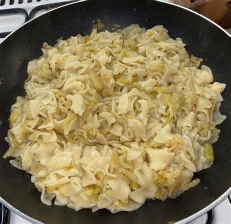 Káposztás tészta porcukorral és borssal