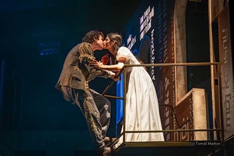 Színházi jelenet, ahol Shylock kezében tartja a kést