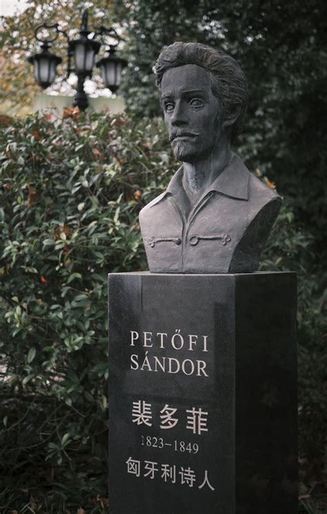 Petőfi szobra Sanghajban