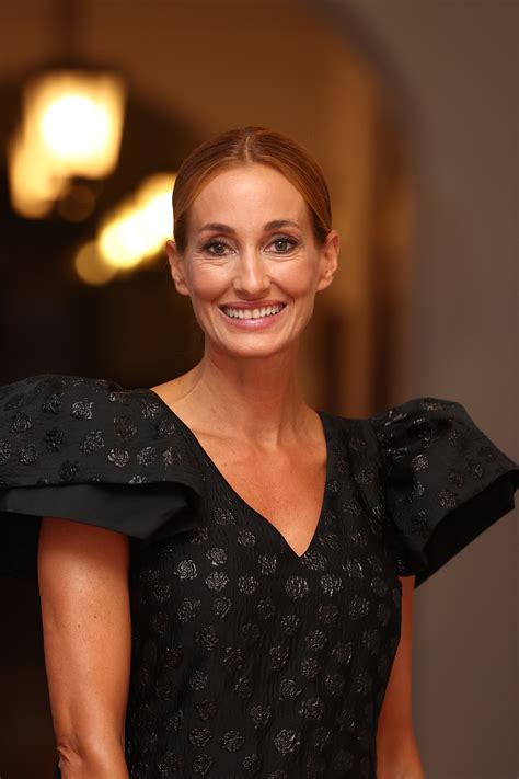 Epres Panni sminkasztala, ápolási termékekkel