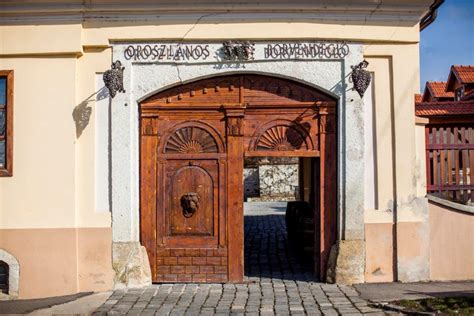 Az Oroszlános Borvendéglő bejárata