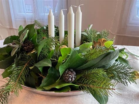 Természetes anyagokból készült adventi koszorú