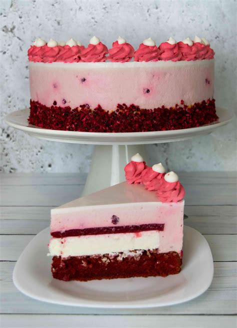 Piros bársony torta karácsonyi díszítéssel