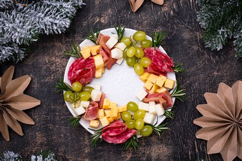 Sós sajttál karácsonyi díszítéssel