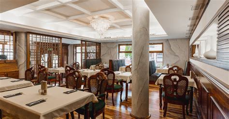 Egy elegáns étterem belseje