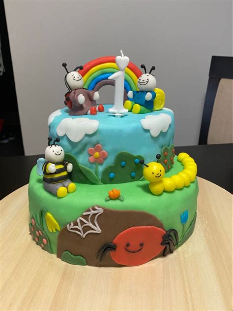 Torta szelettel és kamionokkal