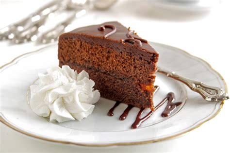 Sacher torta tejszínhabbal