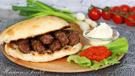 Bosnyák ćevapi friss hagymával és lepénykenyérrel