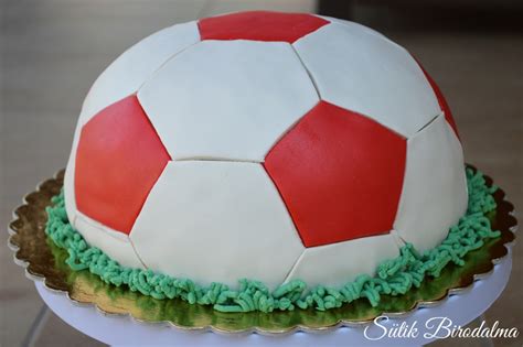 Focilabda torta piskóta szeletekre vágva