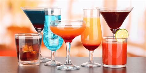 Különböző gyümölcsök, fűszerek és alkoholos italok, mint puncs alapanyagok